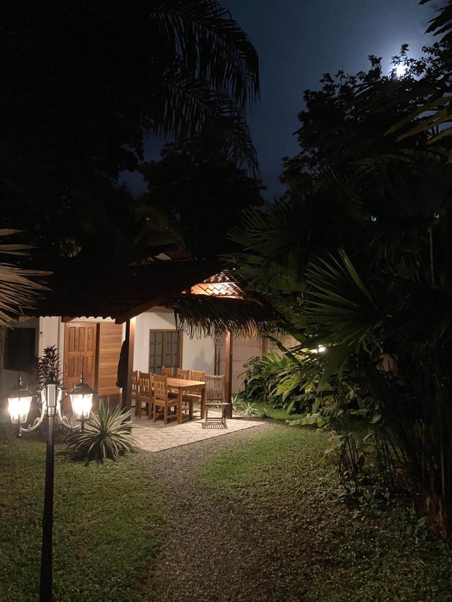 Pura Vida Vegana Hotell Cahuita Exteriör bild